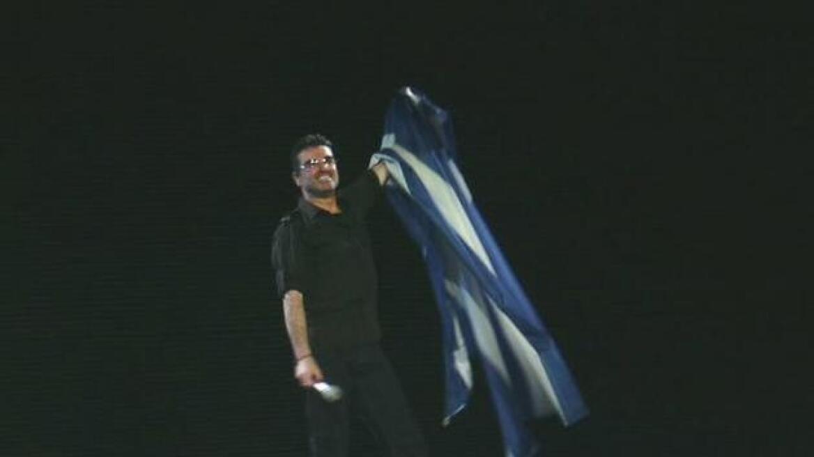 Ο Τζορτζ Μάικλ στην Αθήνα τo 2007, με την ελληνική σημαία στη σκηνή