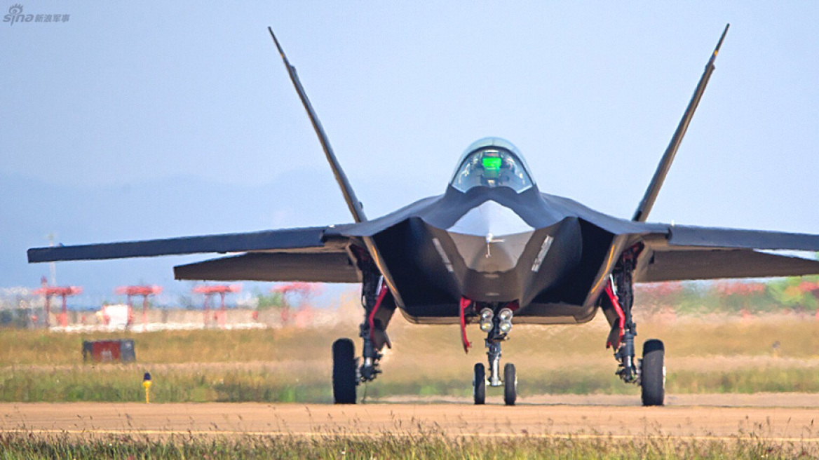 Η Κίνα «χτυπάει» την Lockheed: Παρουσίασε νέο μαχητικό που κοντράρει τα F-35