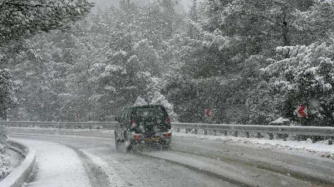Διακοπή κυκλοφορίας στη Λ. Πάρνηθας από το τελεφερίκ λόγω χιονόπτωσης