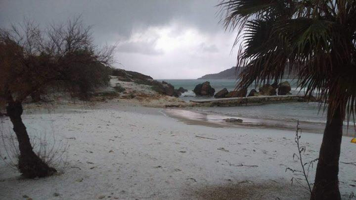 Απίστευτες εικόνες: Το χιόνι στην Κρήτη έφτασε μέχρι την... παραλία 