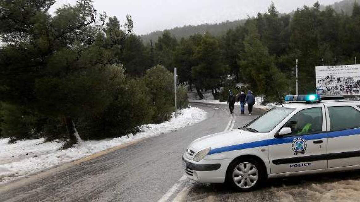 Ο χιονιάς συνεχίζεται: Ποιοι δρόμοι είναι κλειστοί στην Αττική 