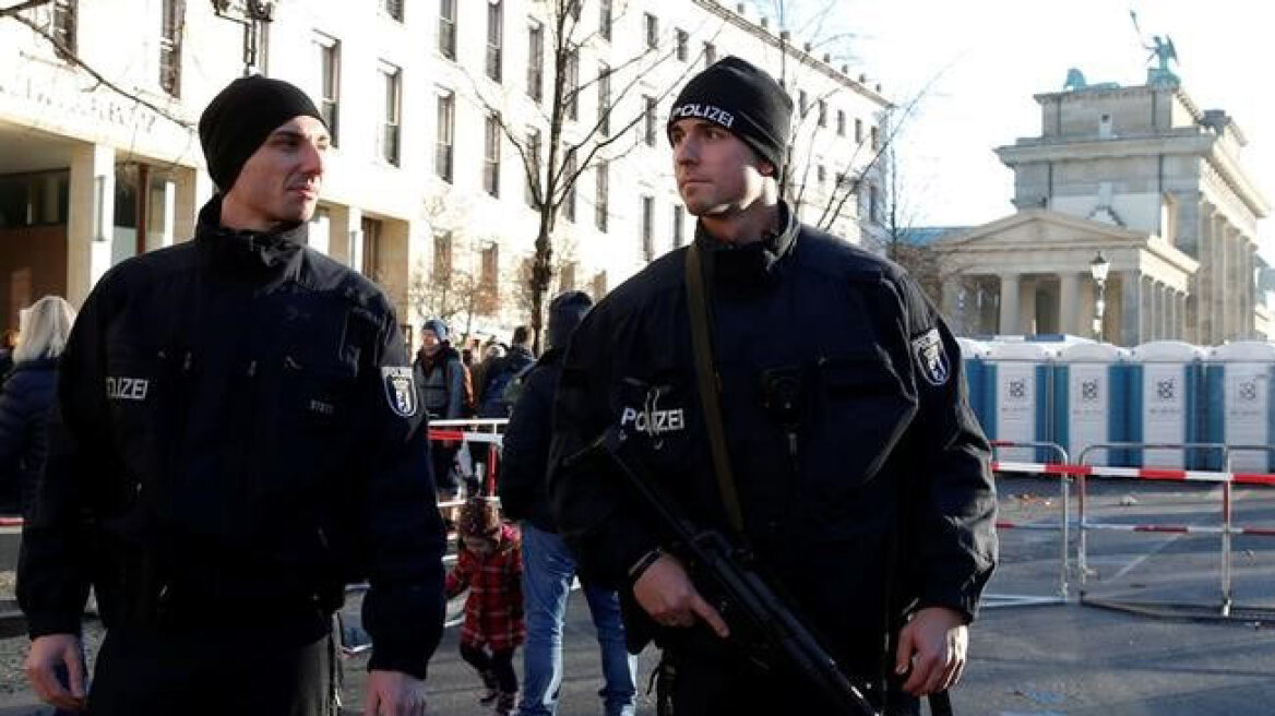 Βερολίνο: Πρωτοχρονιάτικο πάρτι μετά το μακελειό με 1.700 αστυνομικούς και 1.500 πυροσβέστες 