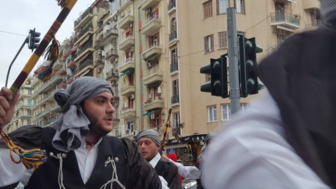 Βίντεο: Φουστανελάδες από τη Χαλάστρα «κατέλαβαν» τη Θεσσαλονίκη!
