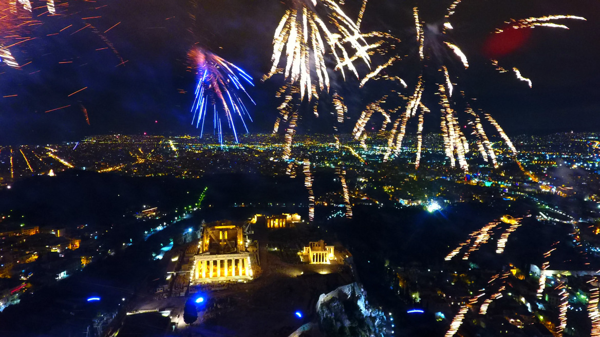 Εκπληκτικές εικόνες: Αθήνα και Θεσσαλονίκη υποδέχθηκαν το 2017