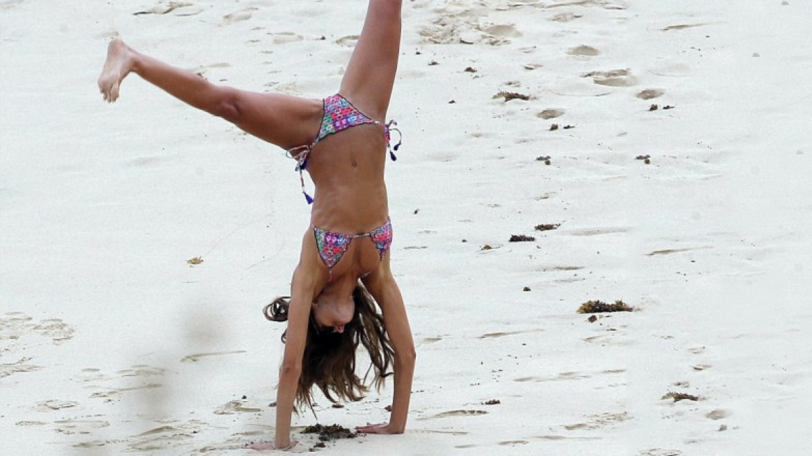 Izabel Goulart: Γυμναστική και yoga με το μπικίνι 