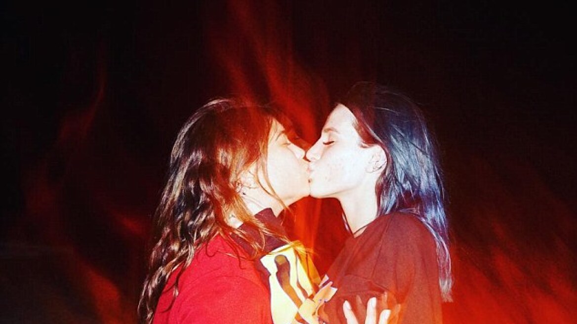 H Bella Thorne φιλάει στο στόμα τη φίλη της για την αλλαγή του χρόνου  
