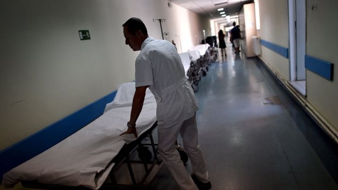 Guardian: «Οι ασθενείς αντί για να ζήσουν πεθαίνουν» - Χάος στο σύστημα υγείας στην Ελλάδα 