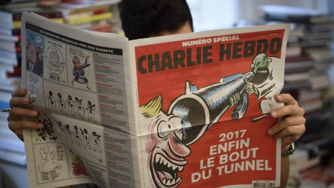 Charlie Hebdo: Με μαύρο χιούμορ το εξώφυλλο για τα δύο χρόνια από τη σφαγή