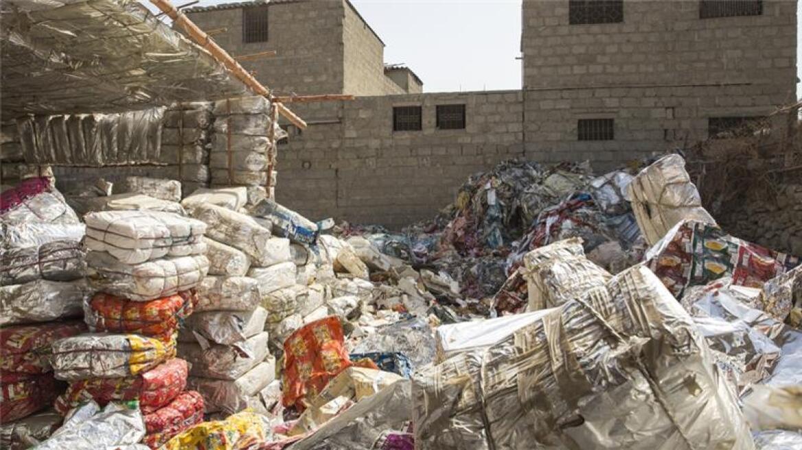 Πακιστάν: Γνωρίστε τη γυναίκα που κατασκευάζει σπίτια από σκουπίδια