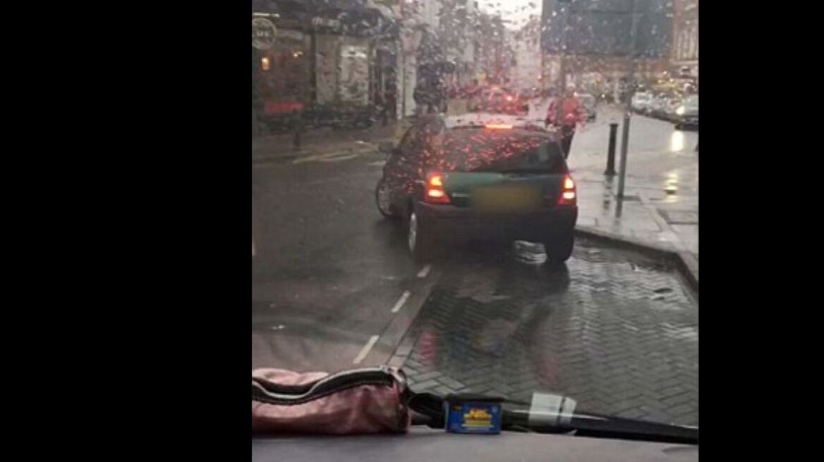 Γυναίκα οδηγός χρειάστηκε πάνω από επτά λεπτά για να παρκάρει ένα Renault Clio σε θέση για... φορτηγό