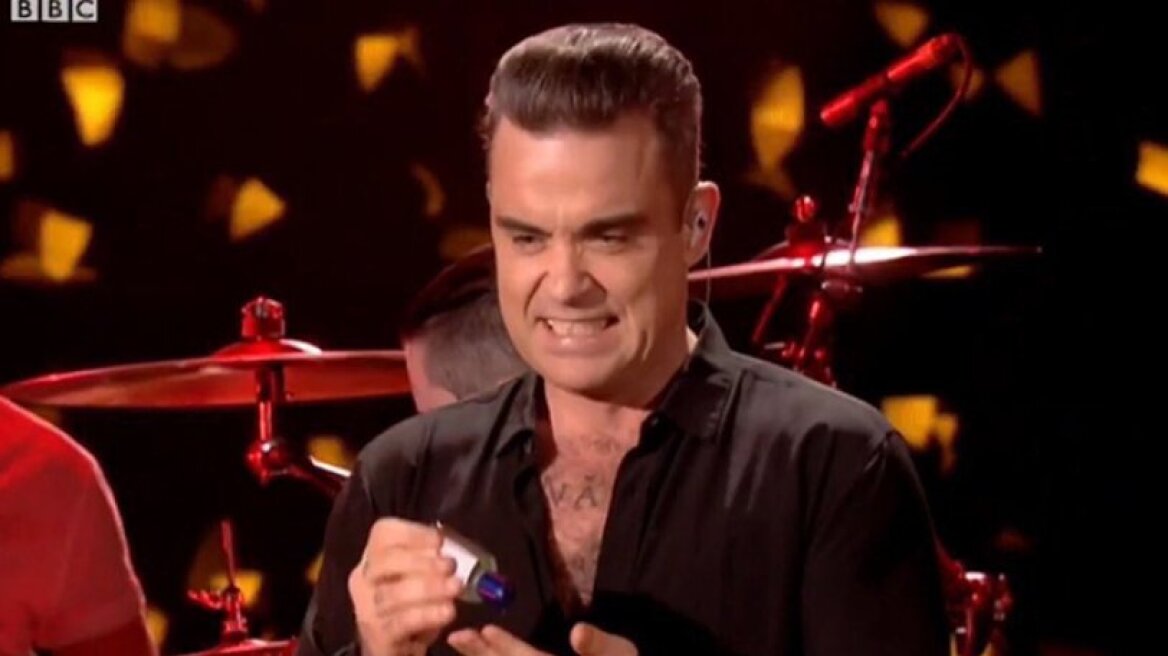 O Robbie Williams χρησιμοποίησε αντισηπτικό επειδή ακούμπησε οπαδό του (pics & vid)