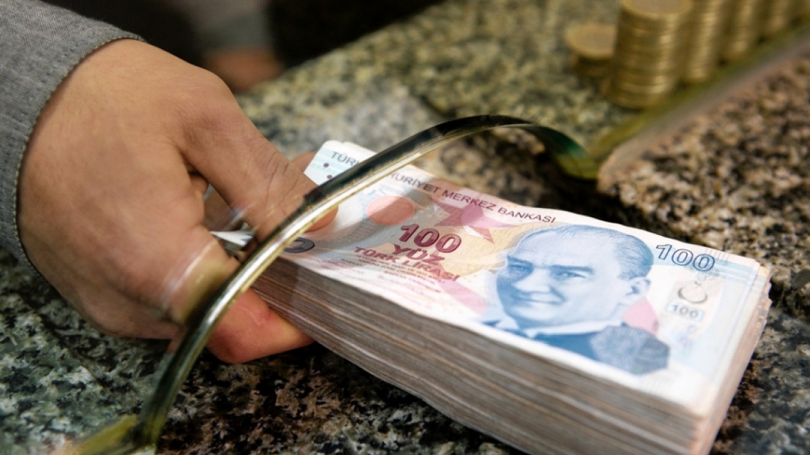 Σε νέο χαμηλό ρεκόρ η τουρκική λίρα έναντι του δολαρίου