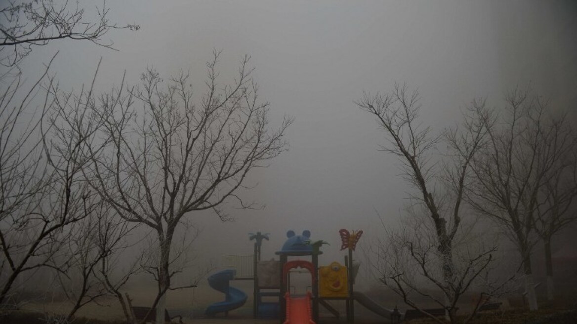 Στον κλοιό της ομίχλης παραμένει το Πεκίνο: Αισιοδοξούν οι κινεζικές αρχές
