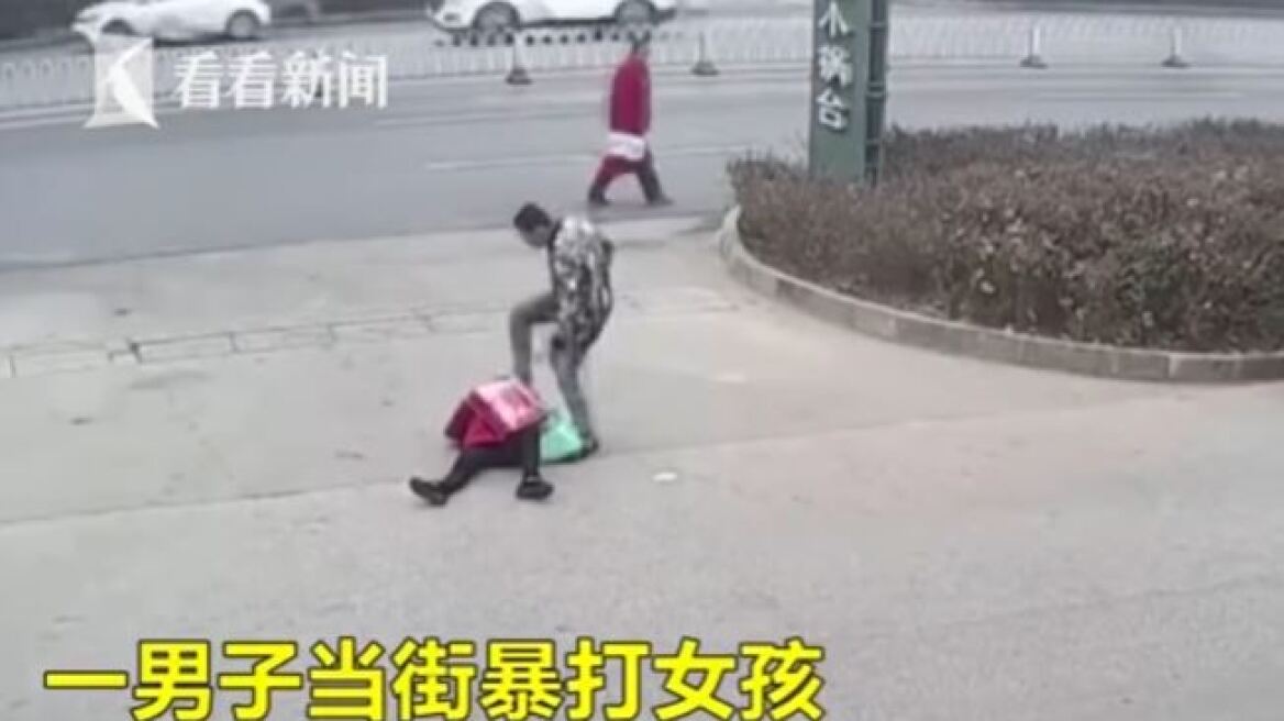 Βίντεο-σοκ: Άνδρας κλωτσά στο κεφάλι τη σύντροφό του στη μέση του δρόμου