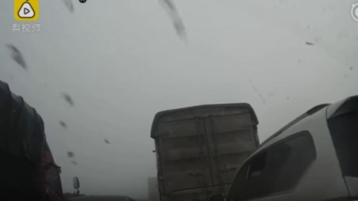 Κίνα: Η ομίχλη προκάλεσε καραμπόλα 15 αυτοκινήτων, έναν νεκρό και τρεις τραυματίες