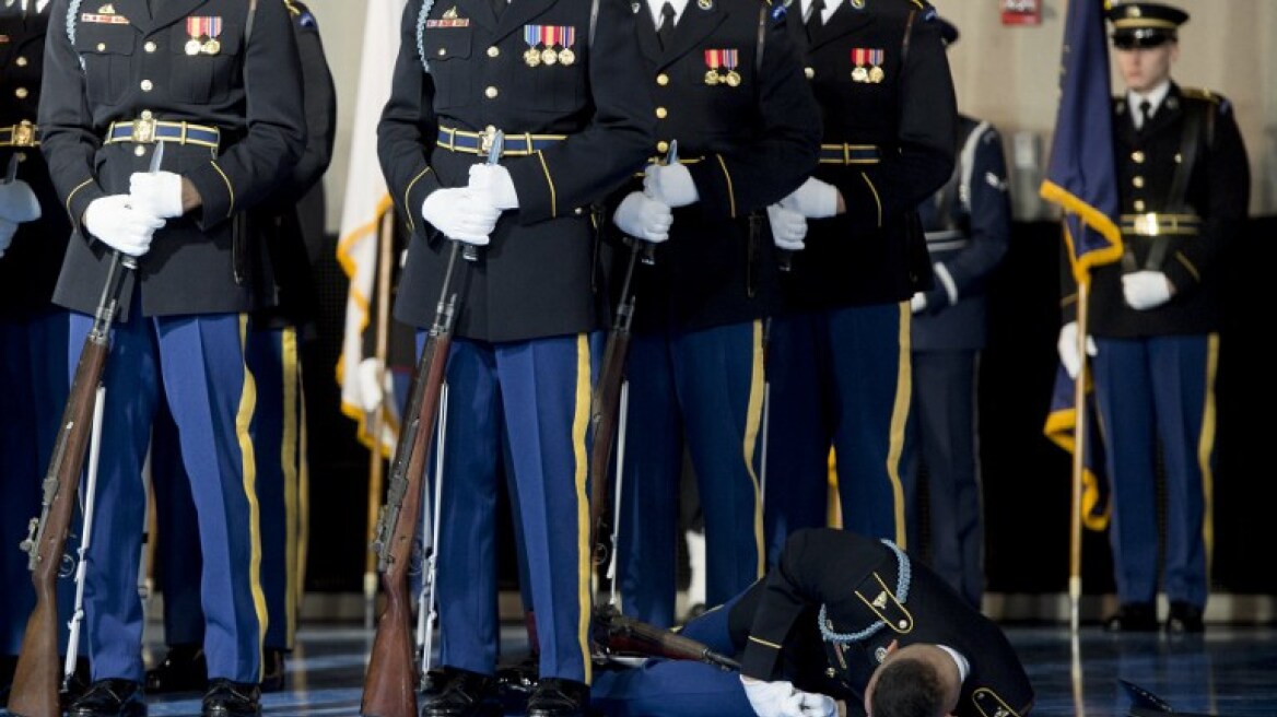 ΗΠΑ: Στρατιώτης της Φρουράς των Τιμών σωριάστηκε στο πάτωμα μπροστά στον Ομπάμα