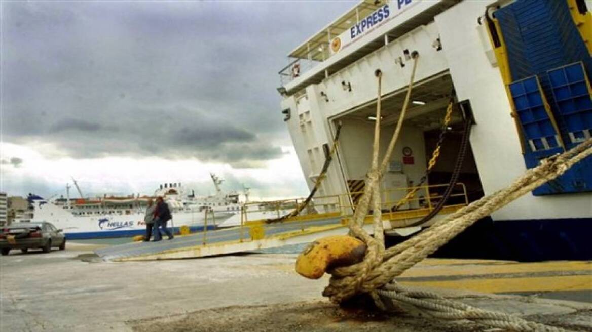 Απαγορεύθηκε ο απόπλους των πλοίων από το λιμάνι του Πειραιά