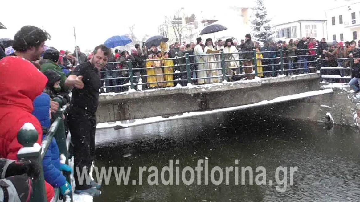 Θεοφάνεια στην Φλώρινα: Υπό χιονόπτωση έπεσαν στο ποτάμι για τον Σταυρό