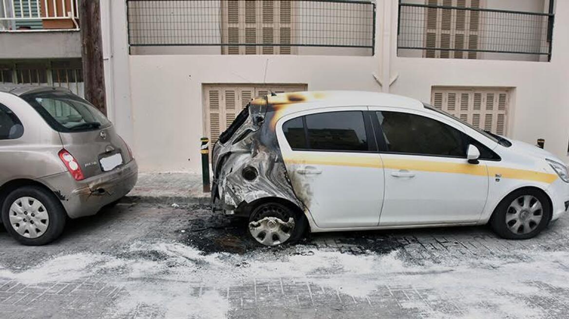 Εικόνες: Άγνωστοι επιτέθηκαν σε κτίριο και όχημα του δήμου Νεάπολης-Συκεών