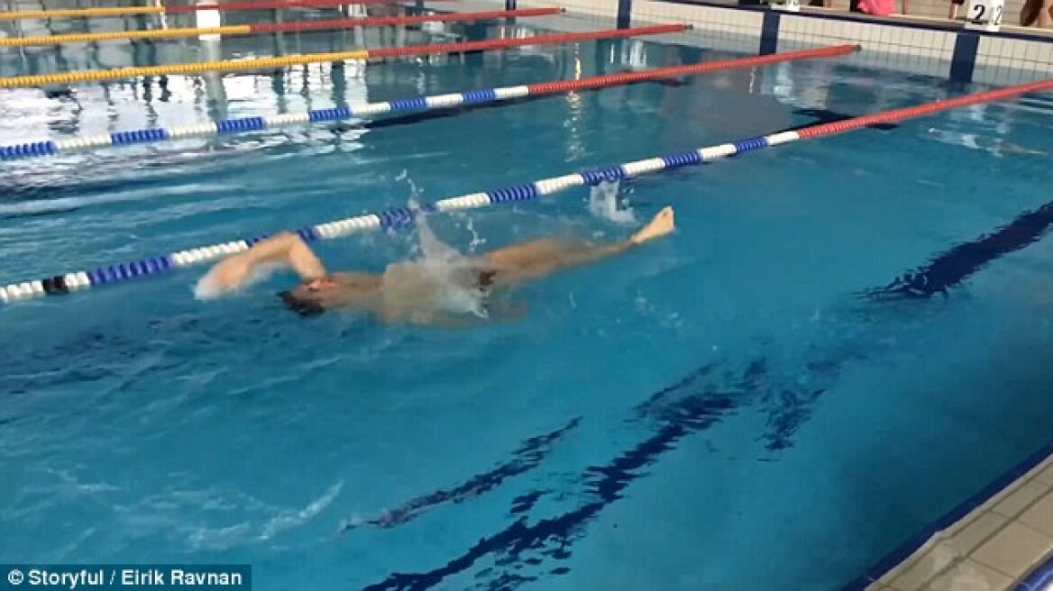 Η τρέλα πάει στη Νορβηγία: Αθλητής κολυμπάει... άναποδα και τα τέσσερα στιλ