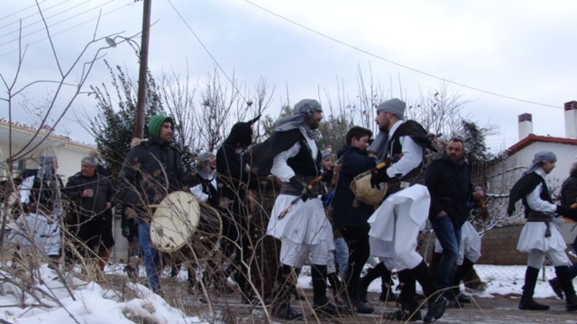 Βίντεο: Οι Μωμόγεροι της Κοζάνης αναβιώνουν στους -11 βαθμούς