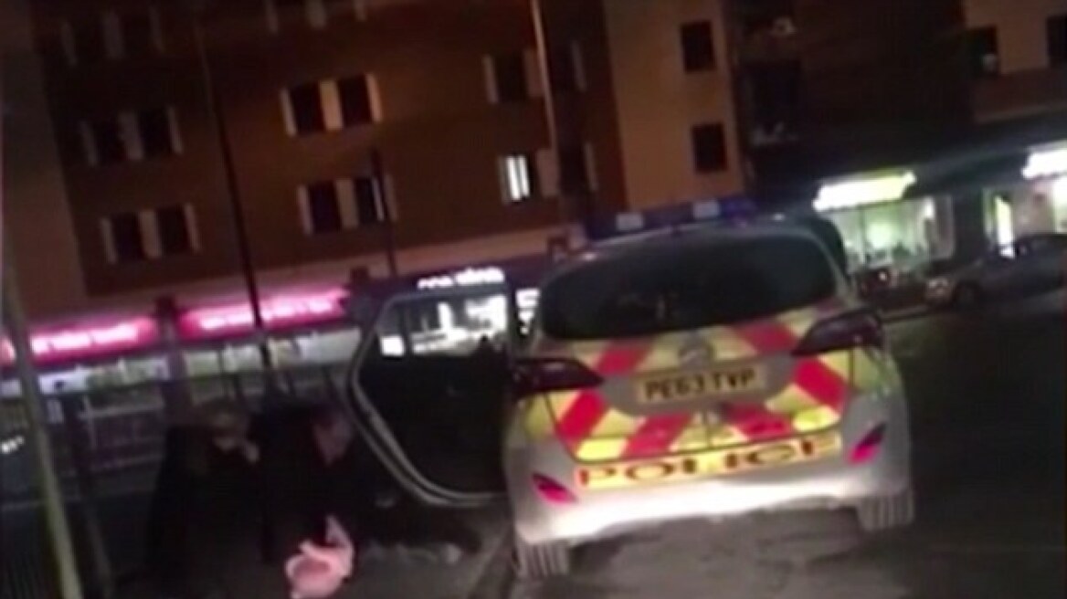 Βίντεο: Αστυνομικός χτυπάει δέκα φορές στο κεφάλι ύποπτο που τον δάγκωσε στο χέρι