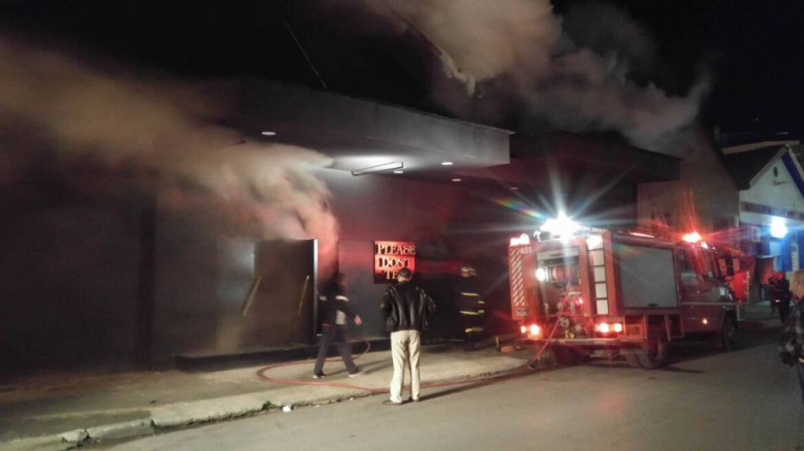 Βίντεο: Πυρκαγιά σε νυχτερινό κέντρο στην Καλαμάτα