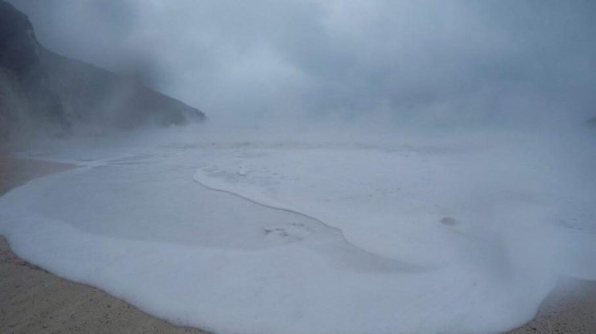 Κεφαλονιά: Εντυπωσιακές εικόνες με την παραλία του Μύρτου να… «βράζει»