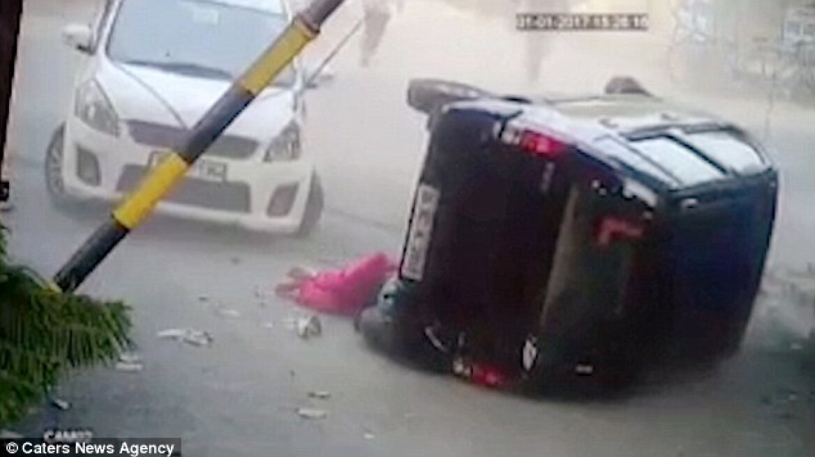 Αν έχεις τύχη: Γυναίκα έγινε «σάντουιτς» ανάμεσα σε δύο αυτοκίνητα και επέζησε