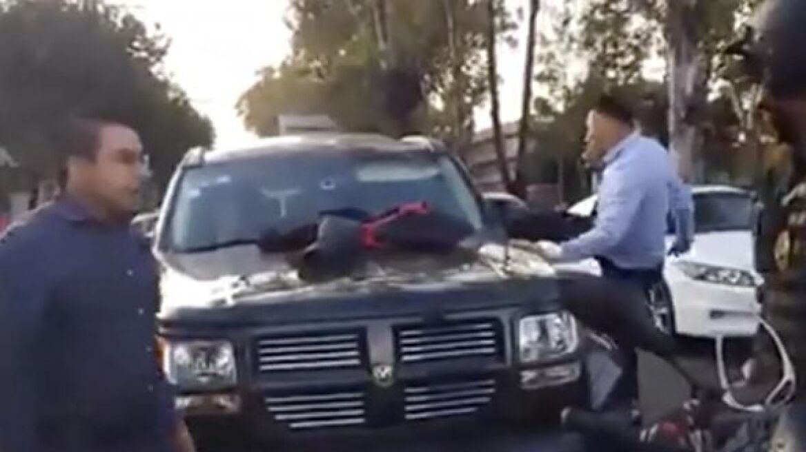 Βίντεο: Έπιασε τη σύζυγό του στο αυτοκίνητο με τον εραστή της και... ακολούθησε χαμός!