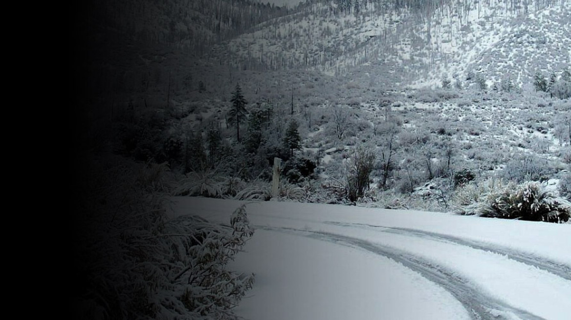 Κλείνει σχολεία και δρόμους η χιονοθύελλα στην Αττική 