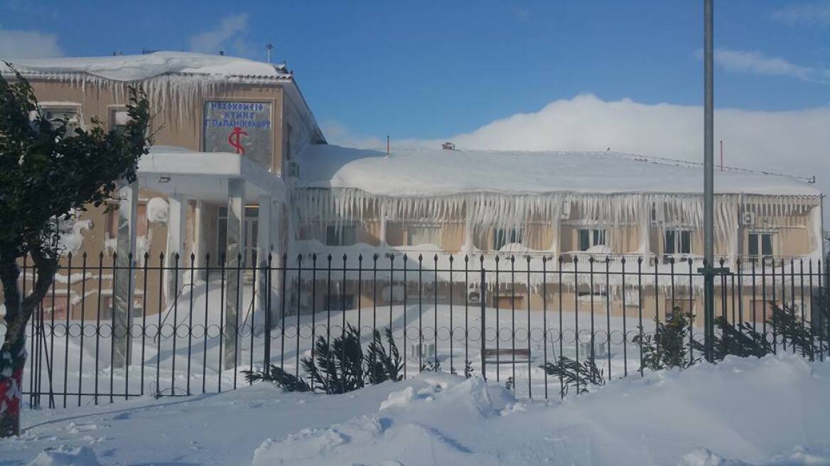 «Θαμμένο» κάτω από τα χιόνια το νοσοκομείο στη Κύμη