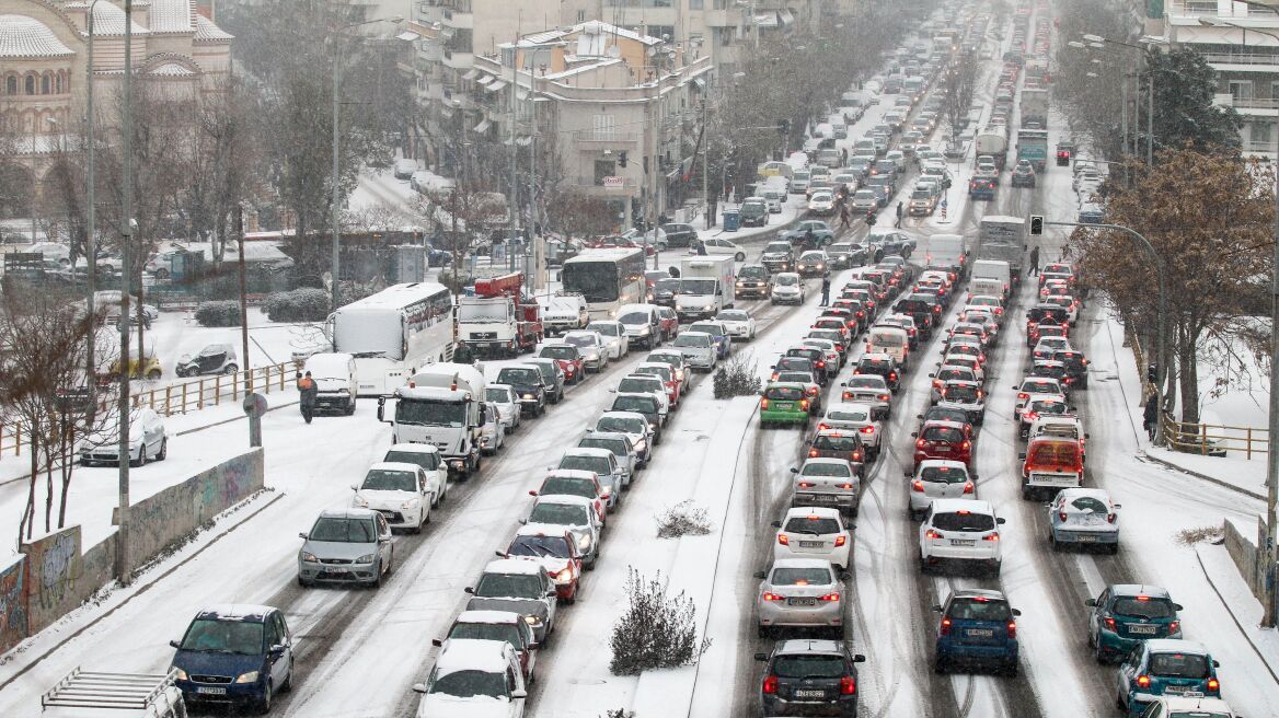 Εφιαλτικές ώρες για χιλιάδες εγκλωβισμένους οδηγούς στη Θεσσαλονίκη 