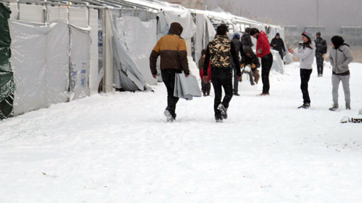 Φωτογραφίες: Διώχνουν «άρον-άρον» τους πρόσφυγες από τον καταυλισμό στην πρώην Softex