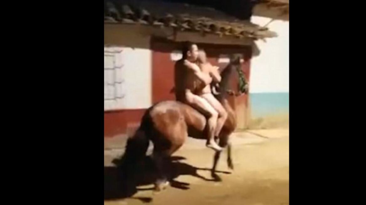 Κολομβία: Ζευγάρι βγήκε γυμνό για μια βόλτα με το άλογο
