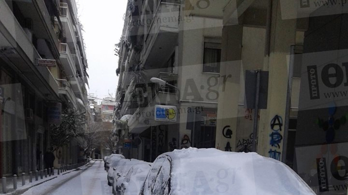 Θεσσαλονίκη: Πόλη-«φάντασμα» με δρόμους από πάγο και νοικοκυριά χωρίς νερό και θέρμανση!