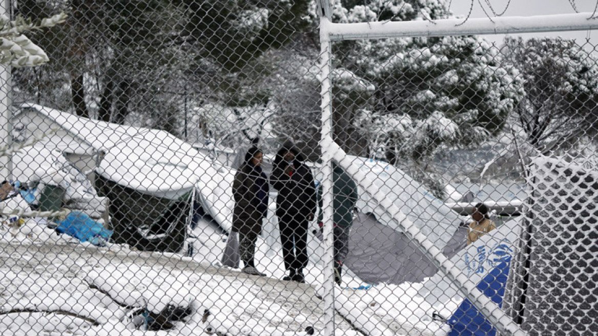 Διασύρεται διεθνώς η Ελλάδα για τους παγωμένους πρόσφυγες