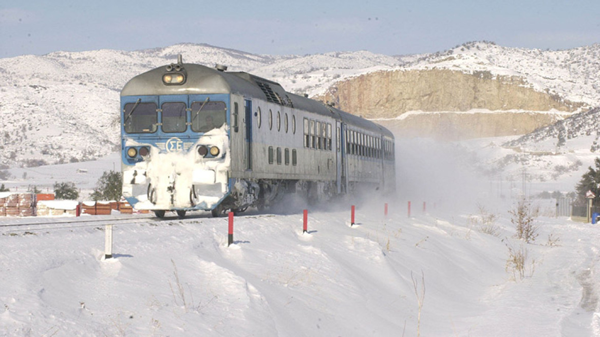 Πολύωρο θρίλερ με τέσσερα ακινητοποιημένα στα χιόνια τρένα 