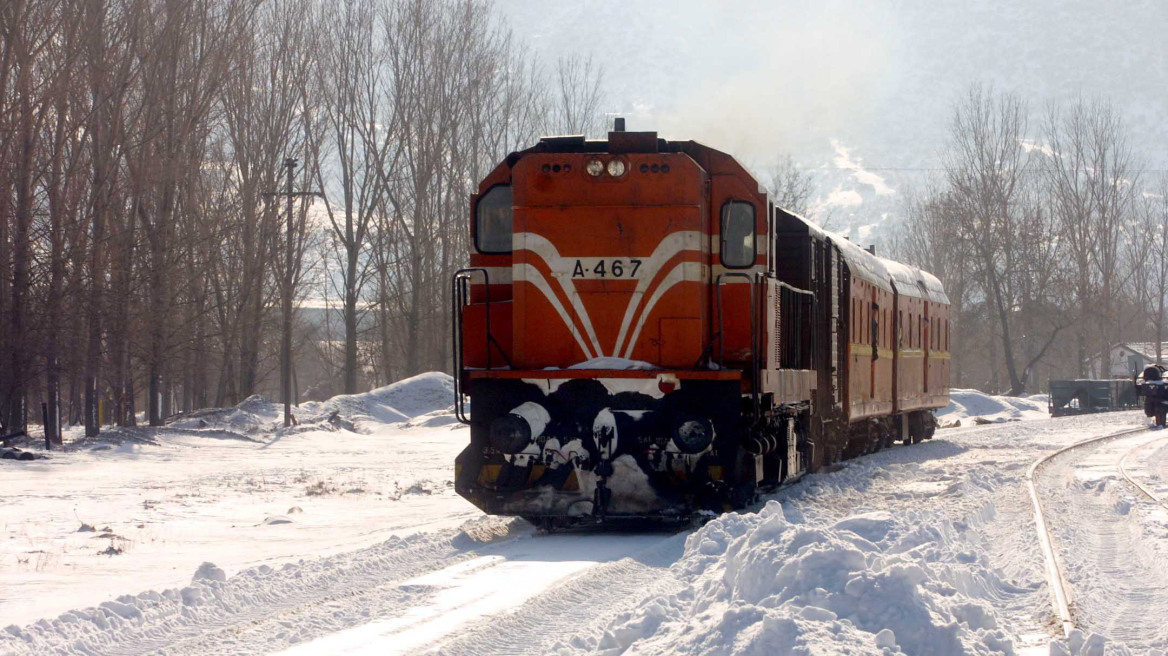 Νέα «περιπέτεια» για επιβάτες τρένου: Έμειναν τρεις ώρες στο χιονιά και τους γύρισαν πίσω!