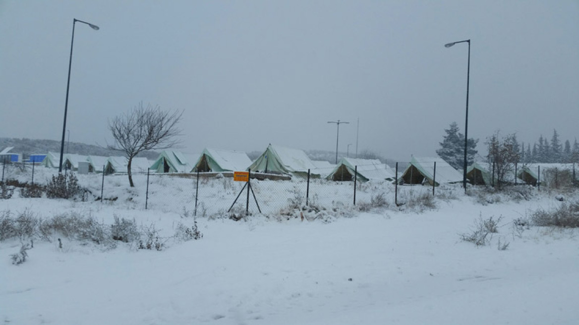Θεσσαλονίκη: Πρόσφυγες αρνούνται να φύγουν από τα χιόνια και να πάνε σε ξενοδοχείο