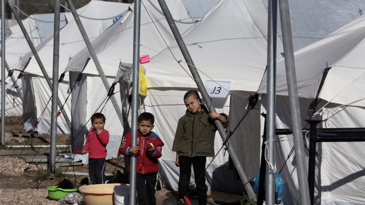 Πρόσφυγες στο Ελληνικό: Το κρύο αντιμετωπίζεται, η καθήλωση στην Ελλάδα όχι