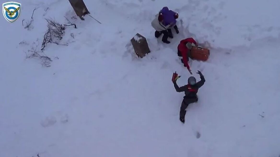 Σκόπελος: Εντυπωσιακή διάσωση εγκλωβισμένων στα χιόνια από ελικόπτερο της Πολεμικής Αεροπορίας