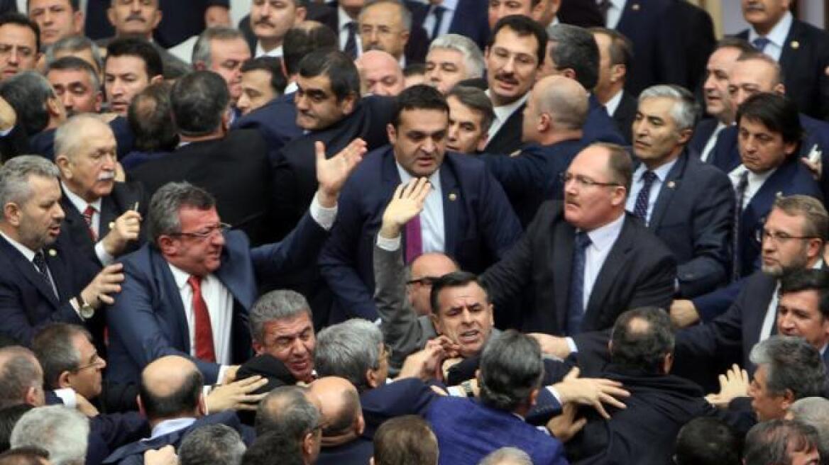 Ξύλο στην τουρκική Βουλή για τη συνταγματική αναθεώρηση που θα κάνει «σουλτάνο» τον Ερντογάν