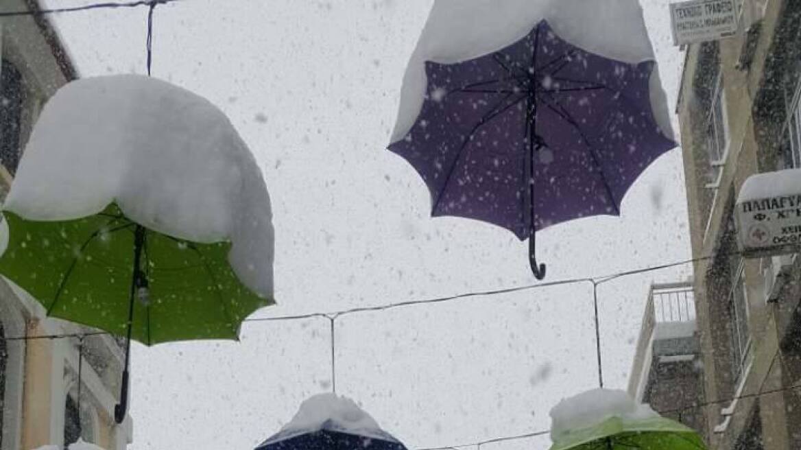 Μαγεία: Ο περίφημος δρόμος με τις χρωματιστές ομπρέλες στην Καρδίτσα χιονισμένος!