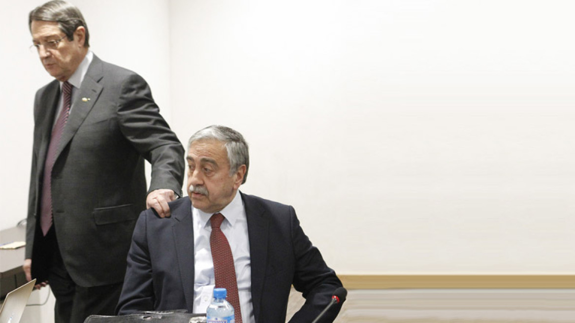 Κυπριακό: Στο τραπέζι οι εγγυήτριες δυνάμεις και η ΕΕ, μετά την κατάθεση χαρτών