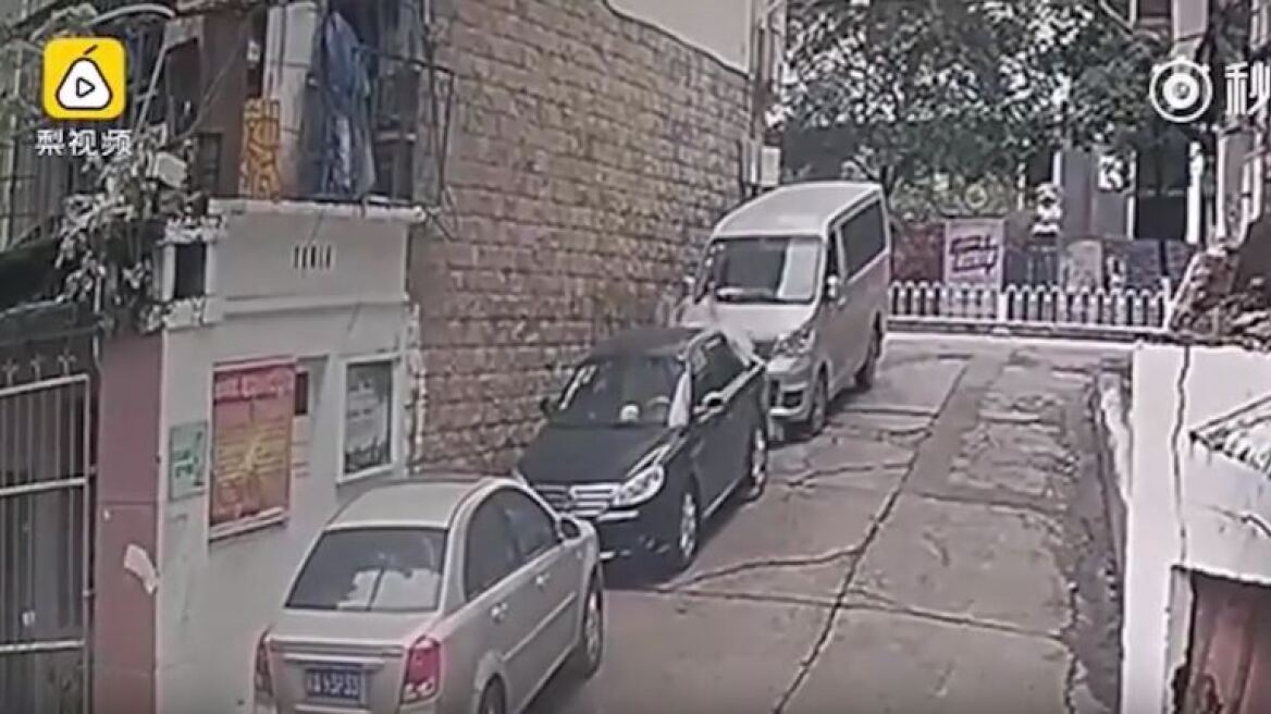Βίντεο-σοκ: Νύφη πέφτει με το νυφικό της πάνω σε αυτοκίνητο 