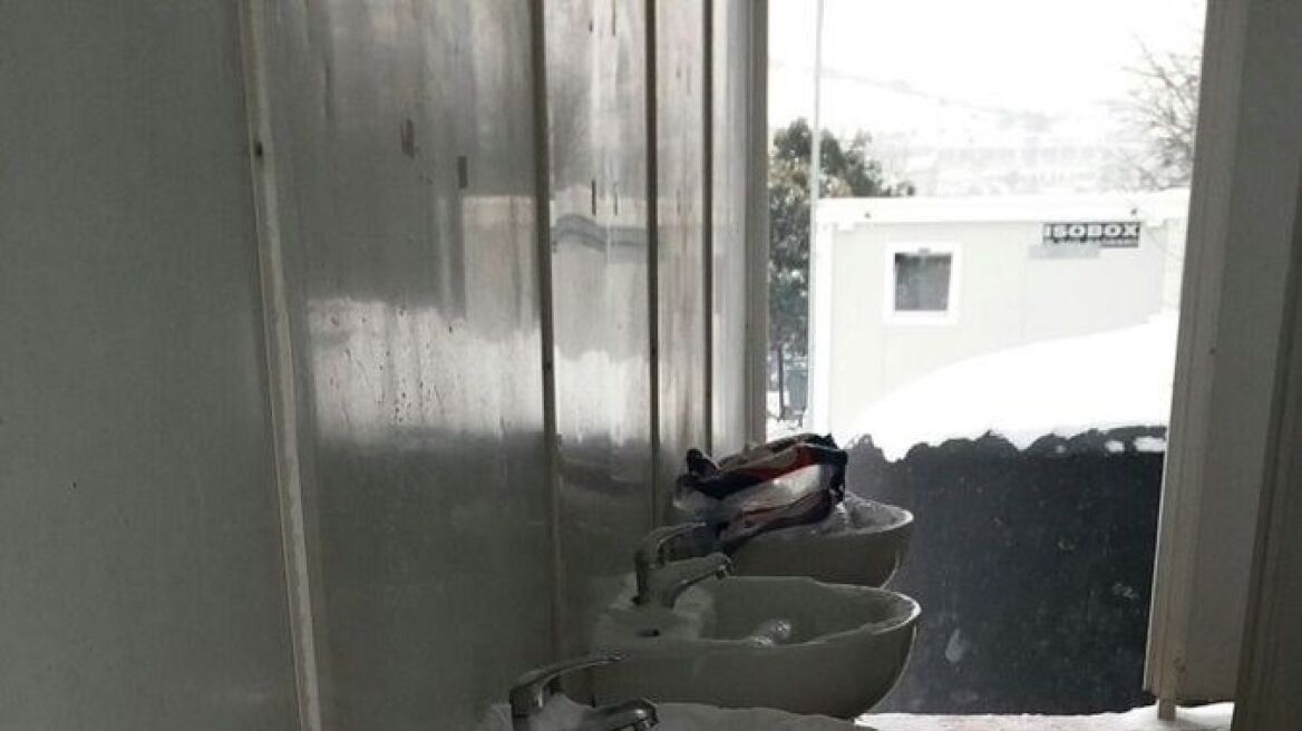 Εικόνες ντροπής και στο Δερβένι: Οι παγωμένες τουαλέτες των προσφύγων 