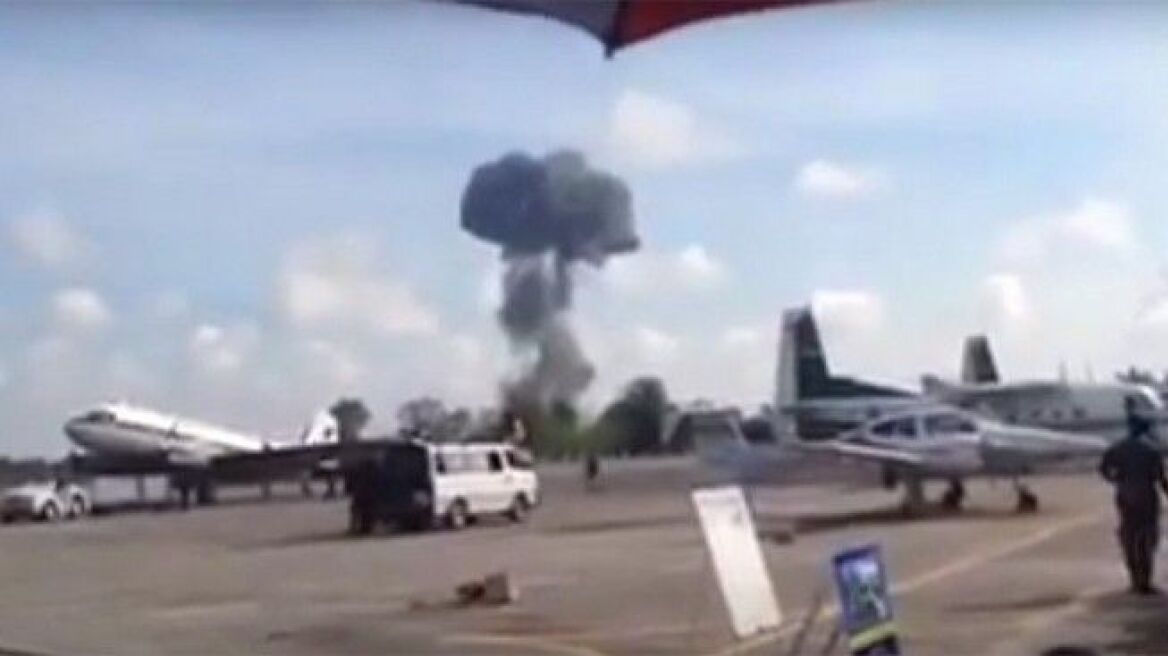 Βίντεο: Δείτε την στιγμή της πτώσης μαχητικού αεροσκάφους στην Ταϊλάνδη 