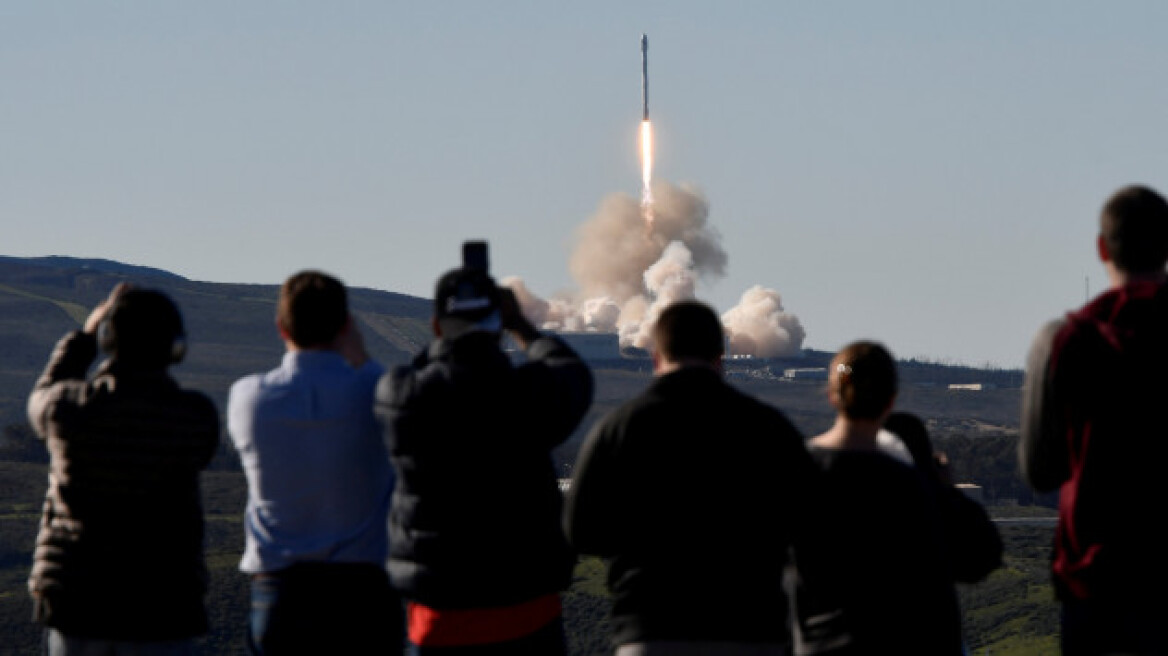 Σε τροχιά οι 10 δορυφόροι που μετέφερε ο πύραυλος Falcon 9