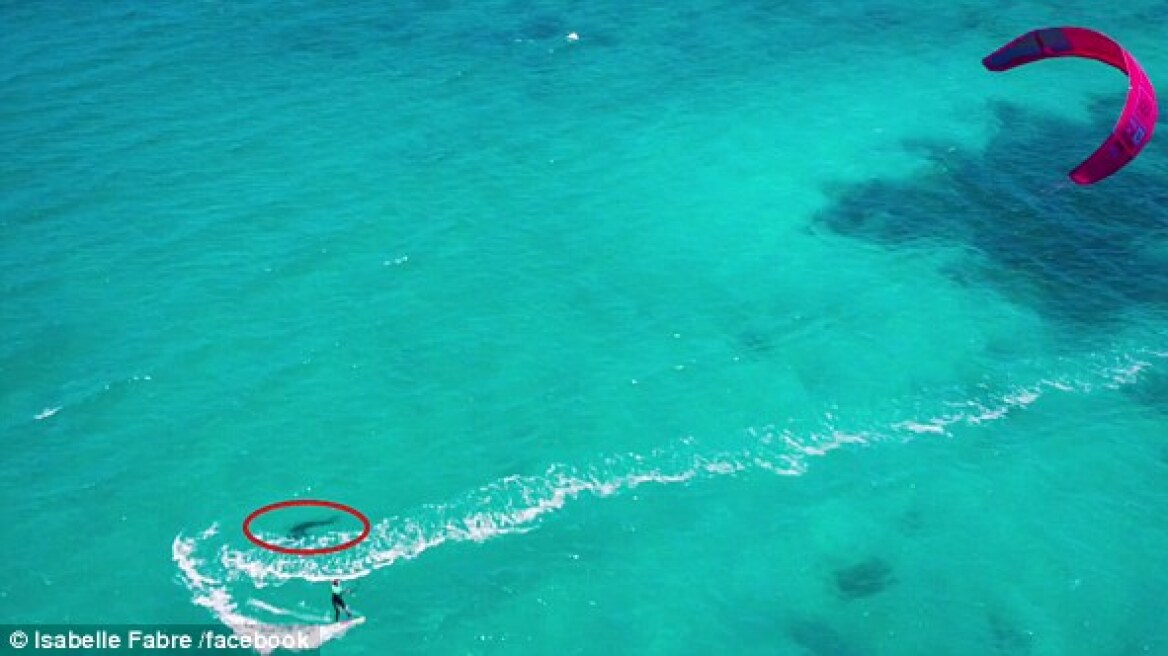 Τρομακτικό βίντεο: Κάνει kitesurfing δίπλα σε έναν μεγάλο λευκό καρχαρία!